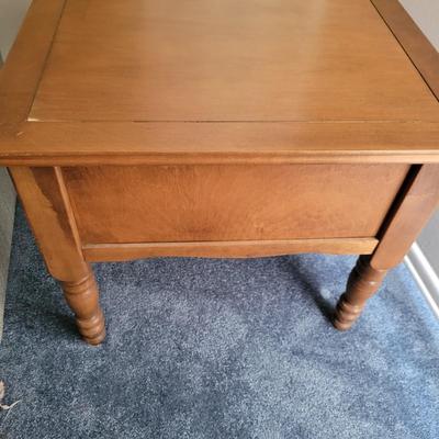 Bassett Furniture Side Table (D-DW)