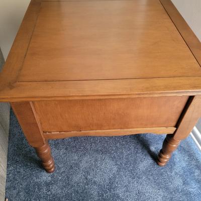 Bassett Furniture Side Table (D-DW)