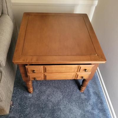 Bassett Furniture Side Table (D-DW)