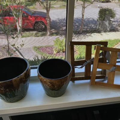 2 Glazed Pots & 2 Small Wood Plant Stands