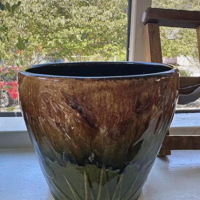 2 Glazed Pots & 2 Small Wood Plant Stands