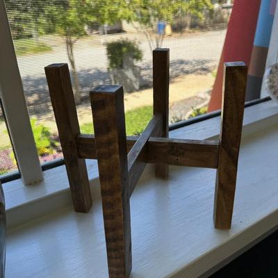 2 Glazed Pots & 2 Small Wood Plant Stands