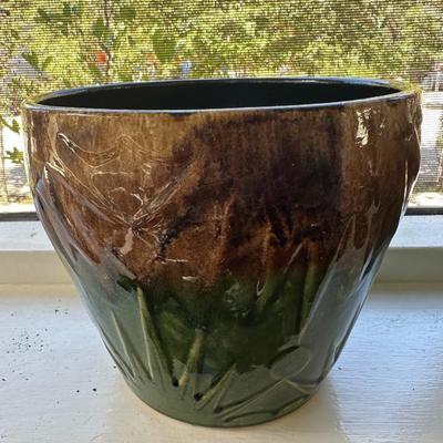 2 Glazed Pots & 2 Small Wood Plant Stands