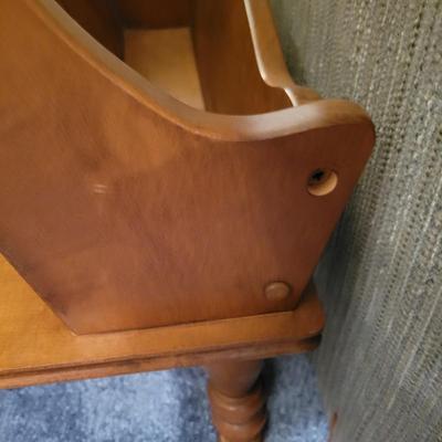 Basset Side Table with a Magazine Rack (D-DW)