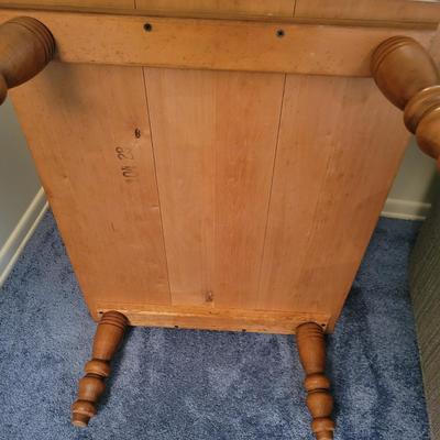 Basset Side Table with a Magazine Rack (D-DW)