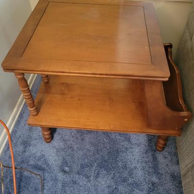 Basset Side Table with a Magazine Rack (D-DW)