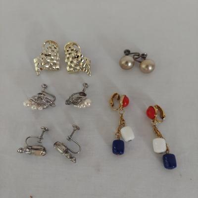 Vintage Jewelry Box with Costume Jewelry (B1-BBL)