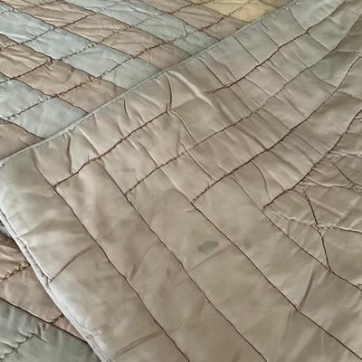 UB1185 Antique Satin Handmade Quilt with Crochet Heart Pillow