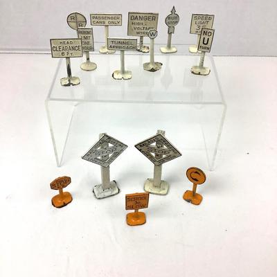 425 Vintage Model Train Scale Die Cast Signs Marx? Tootsie Toy?