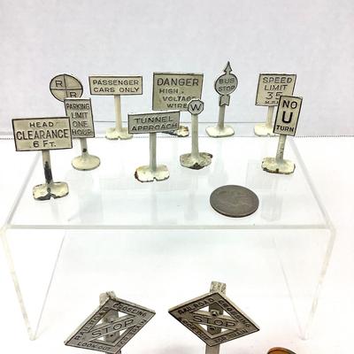 425 Vintage Model Train Scale Die Cast Signs Marx? Tootsie Toy?