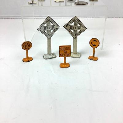 425 Vintage Model Train Scale Die Cast Signs Marx? Tootsie Toy?