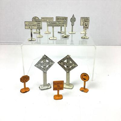 425 Vintage Model Train Scale Die Cast Signs Marx? Tootsie Toy?