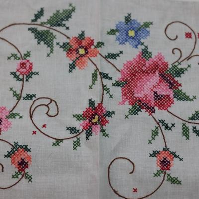 Beautiful Vintage Hand Embroidered Tablecloth & Napkin Set