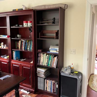 DO1291 Mahogany Bookshelf with Two Doors on Bottom