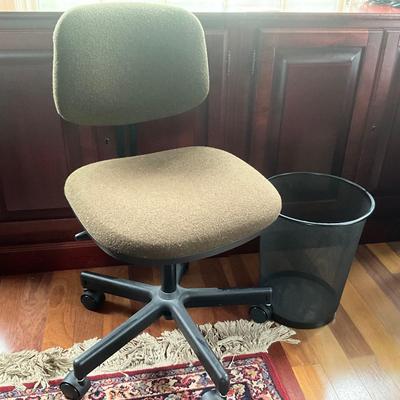 DO1314 Vintage HON Office Chair with Black Mesh Wire Waste Can