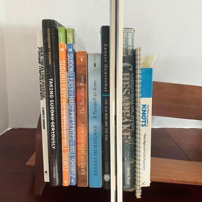DO1319 Wooden Bookstand with Books