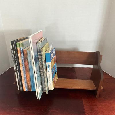 DO1319 Wooden Bookstand with Books