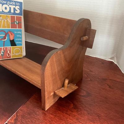 DO1319 Wooden Bookstand with Books