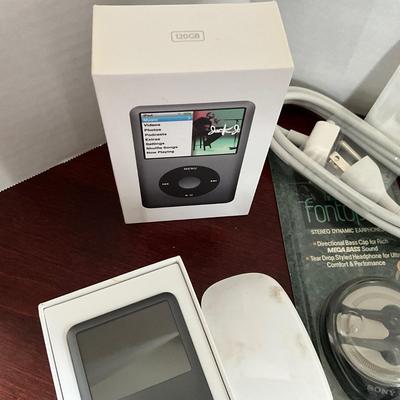 DO1347 Large Lot of APPLE Accessories