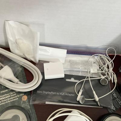 DO1347 Large Lot of APPLE Accessories