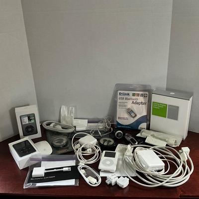 DO1347 Large Lot of APPLE Accessories
