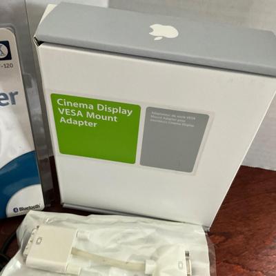 DO1347 Large Lot of APPLE Accessories