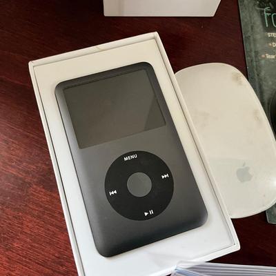 DO1347 Large Lot of APPLE Accessories