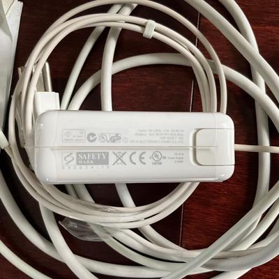 DO1347 Large Lot of APPLE Accessories