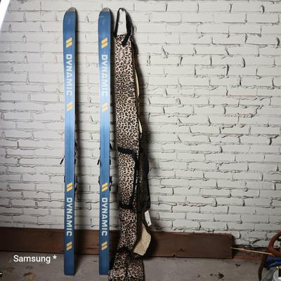 Dynamic VR17 Skis with Bindings and Cheetah Travel Bag