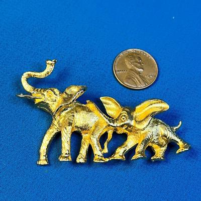 SIGNED GOLD TONE TWO ELEPHANTS WALKING PIN