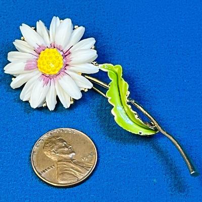 SIGNED LISNOR FLOWER DAISY PIN ENAMELED GOLD TONE PRONG SET PETALS