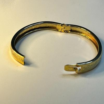 GOLD TONE HINGED CHILDâ€™S BRACELET WITH DELICATE DETAIL