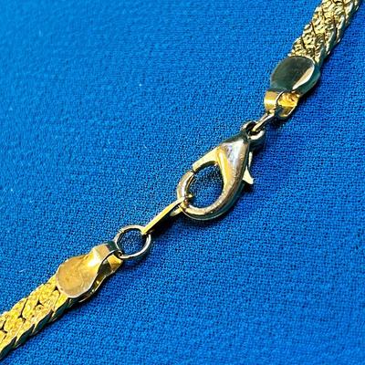 INTERESTING GOLD TONE SERPENTINE STYLE NECKLACE WITH NICE DETAIL