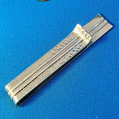 CLASSY MCM HAMMERED, ENAMELED SILVER TONE WIDE TIE CLIP/ BAR BY SWANK