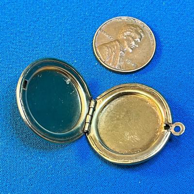 SIMPLE GOLD TONE LOCKET NECKLACE PENDANT