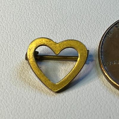 LITTLE OPEN WORK GOLD TONE HEART PIN