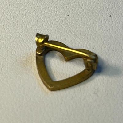 LITTLE OPEN WORK GOLD TONE HEART PIN