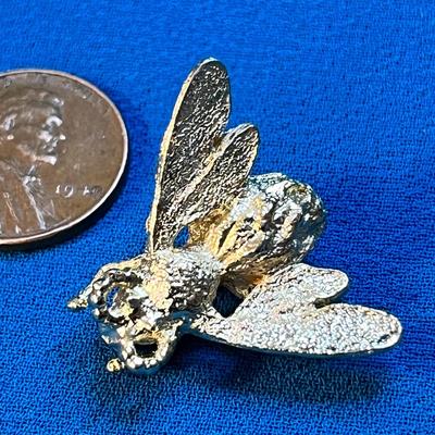 TEXTURED GOLD TONE INSECT PIN