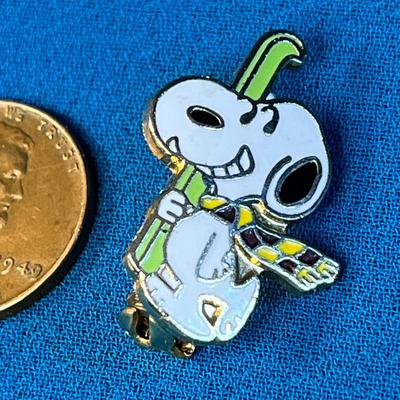 ENAMELED SKI SNOOPY PIN