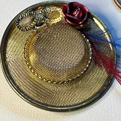 UNUSUAL GOLD TONE MESH WITH REAL FEATHERS â€œHATâ€ PIN