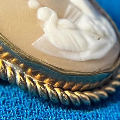 LOVELY REAL CAMEO PIN WITH TWISTED ROPE STYLE EDGING