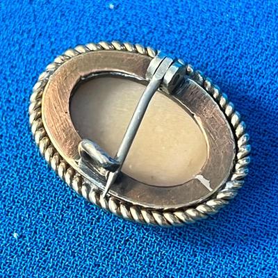 LOVELY REAL CAMEO PIN WITH TWISTED ROPE STYLE EDGING