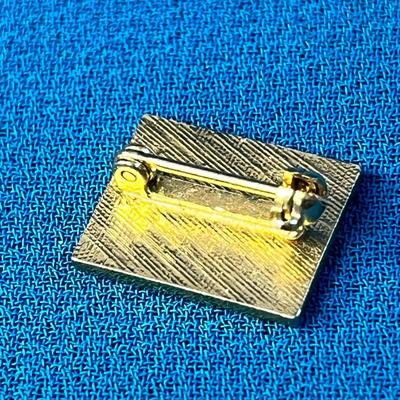 GOLD TONE ENAMELED REALTOR PIN