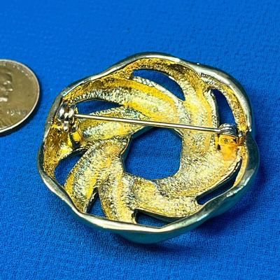 BOLD GOLD TONE SWIRLED STYLE BROOCH