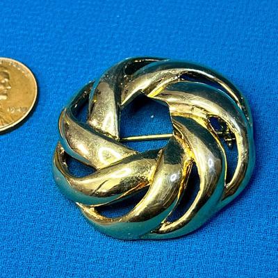 BOLD GOLD TONE SWIRLED STYLE BROOCH