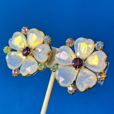 BEAUTIFUL RHINESTONE, FACETED OPALESCENT GLASS HEART-SHAPED STONES FLOWER EARRINGS