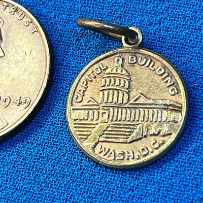 GOLD TONE CAPITOL BUILDING WASHINGTON D.C. PENDANT/ FOB NICE DETAIL
