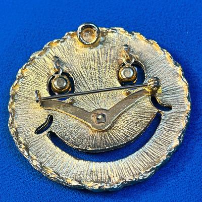 TEXTURED GOLD TONE SMILEY FACE WITH DANGLY RHINESTONE EYES PENDANT/ PIN