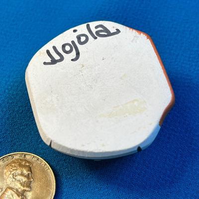 LITTLE FLAT BACKED BLACK WHITE BROWN INDIAN POT SIGNED â€œJJOJOLAâ€