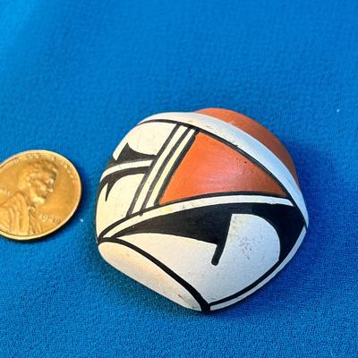 LITTLE FLAT BACKED BLACK WHITE BROWN INDIAN POT SIGNED â€œJJOJOLAâ€